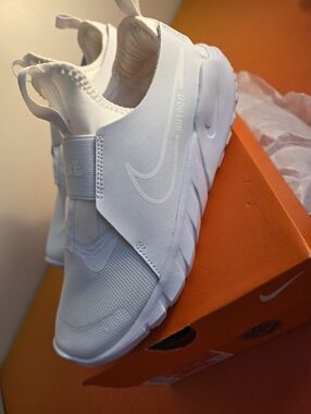 Brand New- Nike Flex Runner 2. Size 6 Youth Equivalent to 7.5 Womens.
